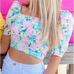 GB floral crop top with puffy sleeves Size XL.
